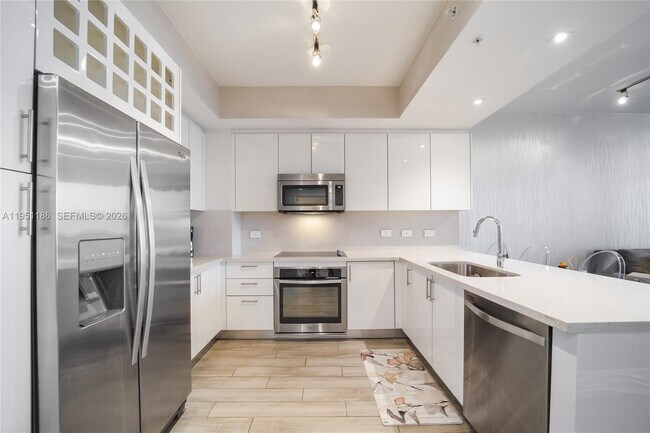 Building Photo - 999 SW 1st Ave