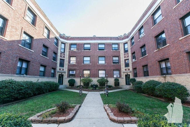 Building Photo - 813 W Waveland Ave