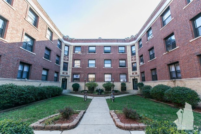 Building Photo - 813 W Waveland Ave