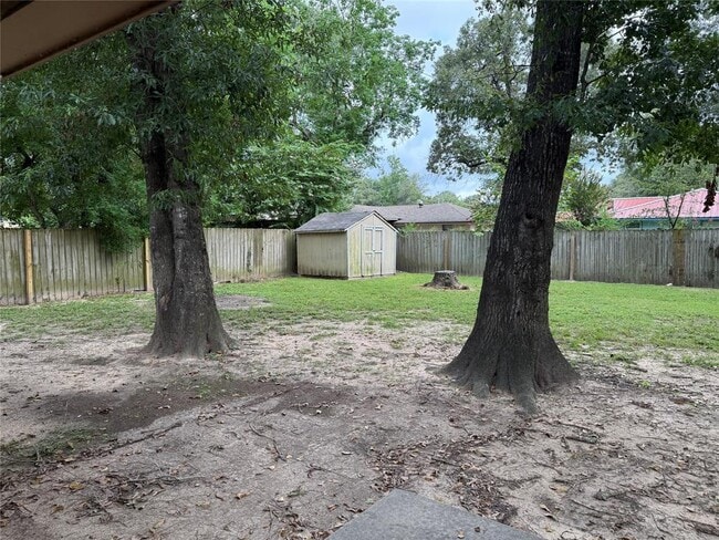 Building Photo - 200 Shadow Oaks Dr
