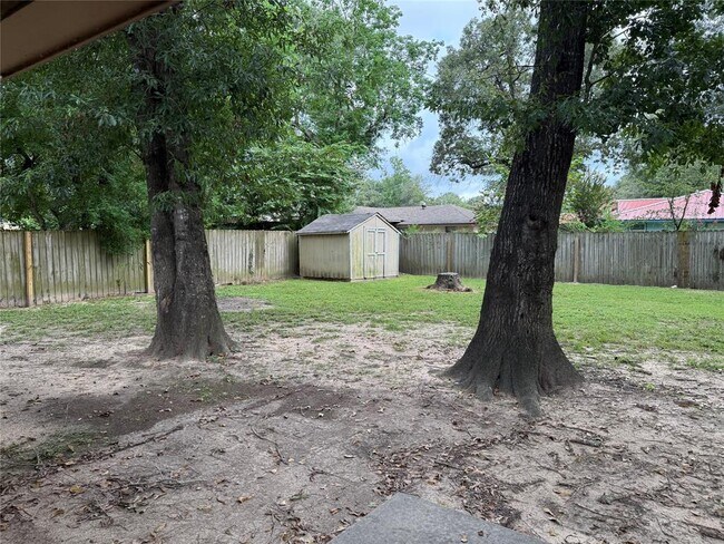 Foto del edificio - 200 Shadow Oaks Dr