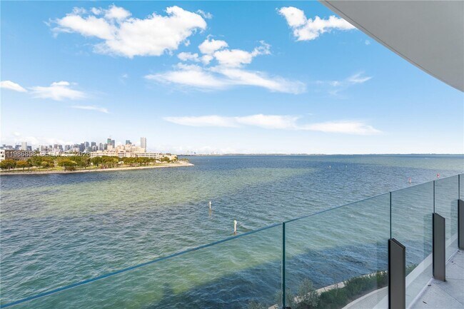 Foto del edificio - 5 Grove Isle Dr