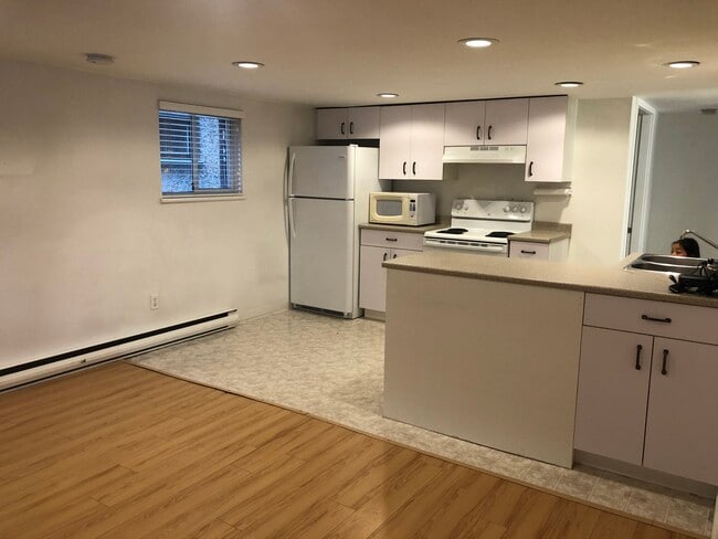 Building Photo - 440 21st Av W