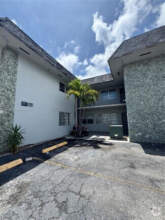 Building Photo - 300 NE 1st Ct