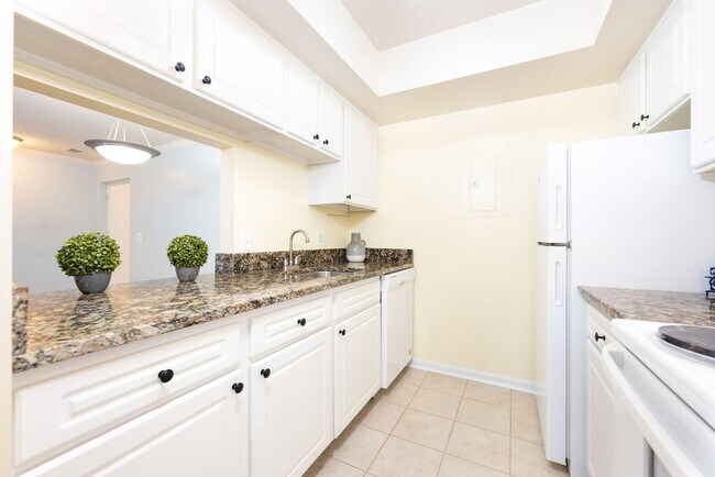 Building Photo - Beautiful 2BR/2FB Ground Corner Unit, Brig...