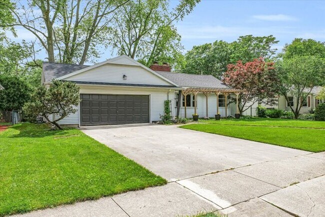 Building Photo - Renovated Ranch home in Champaign - AVAILA...