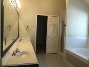 Building Photo - 2110 Highland Bay Ct