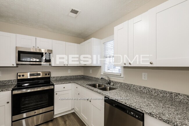 Foto del edificio - 7418 Taylor Rd