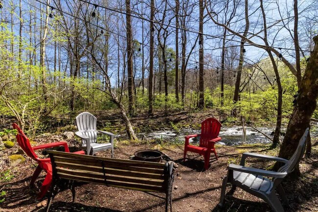 Foto del edificio - 4945 Ledford Rd