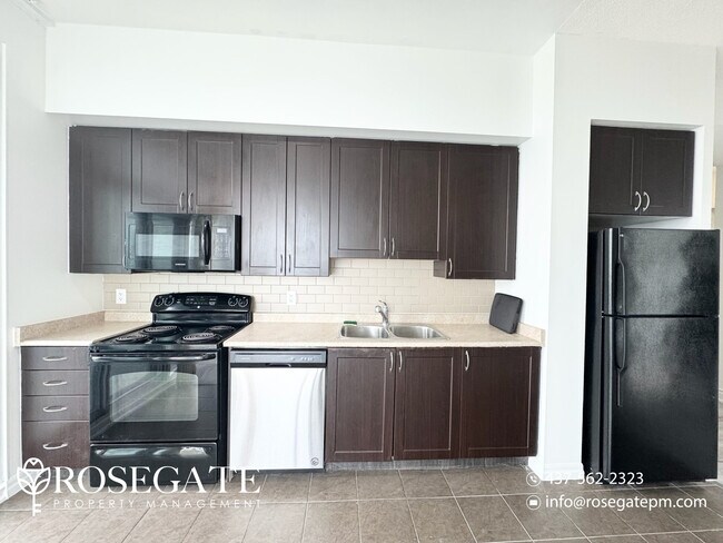 Photo du bâtiment - Newly Renovated 2-Bedroom Condo with 1.5 B...