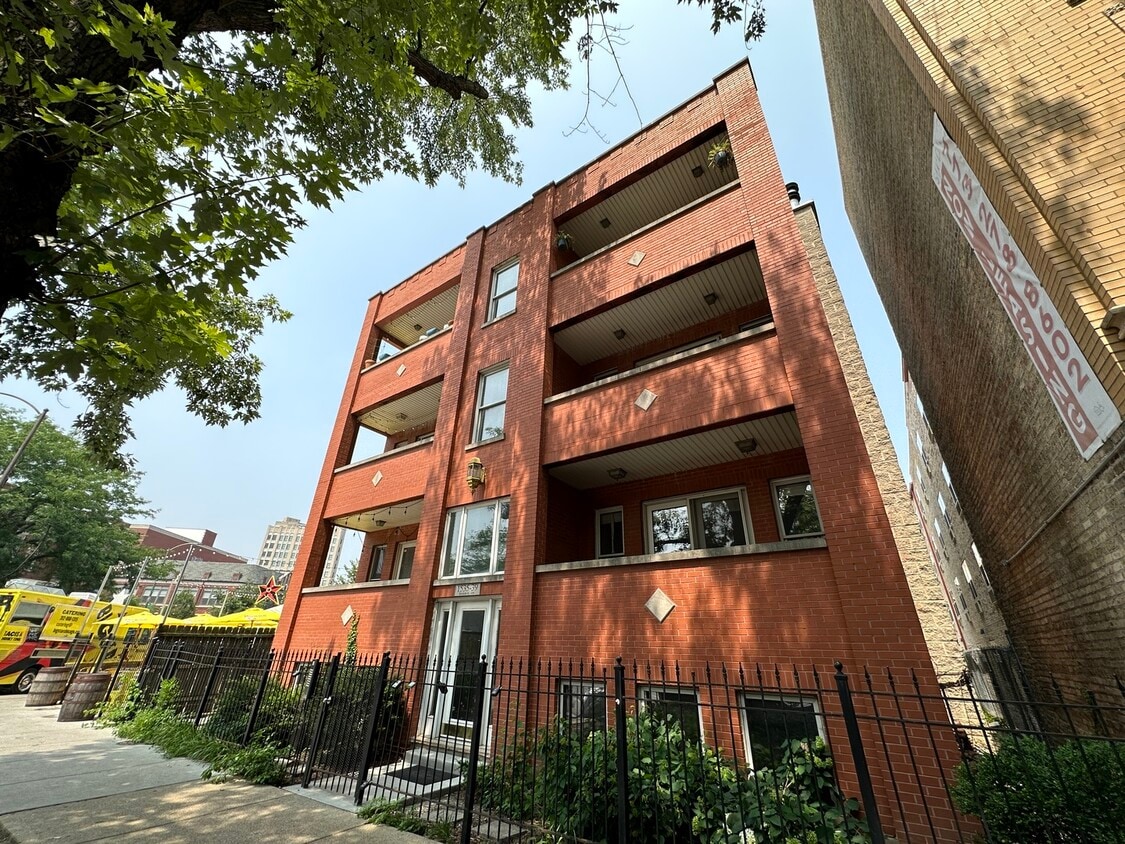 Primary Photo - 1539 N Wicker Park Ave