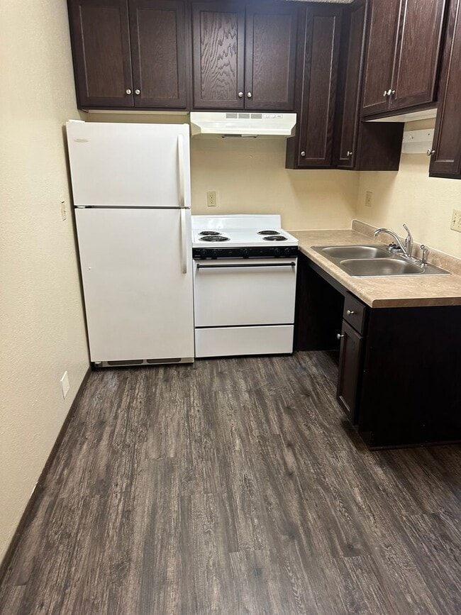 Building Photo - One Bedroom with Walk Out Patio