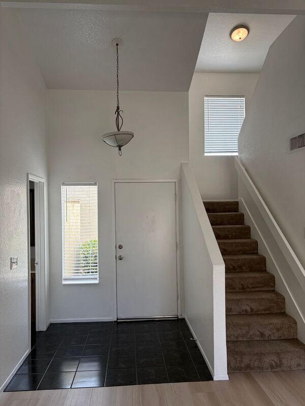 Building Photo - 615 Parkview Dr