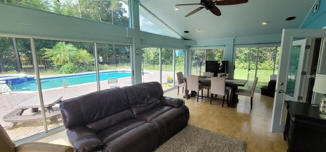 Foto del edificio - 11129 Lake Butler Blvd
