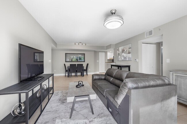 Building Photo - 1400 Crestwood Ct S