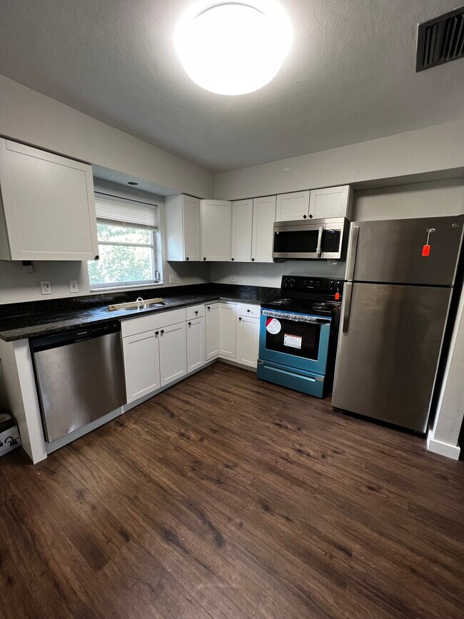 Building Photo - 254 Plumosa Dr