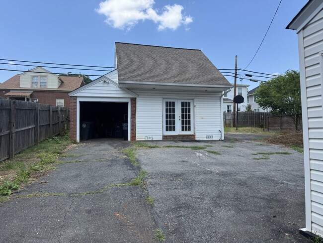 Foto del edificio - 310 Yeardley Ave