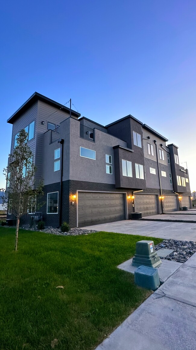 Building Photo - 1866 N 460 W
