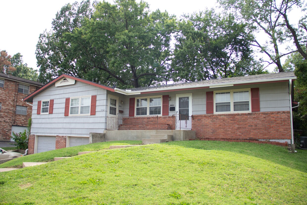 Primary Photo - 8460 Robinson St