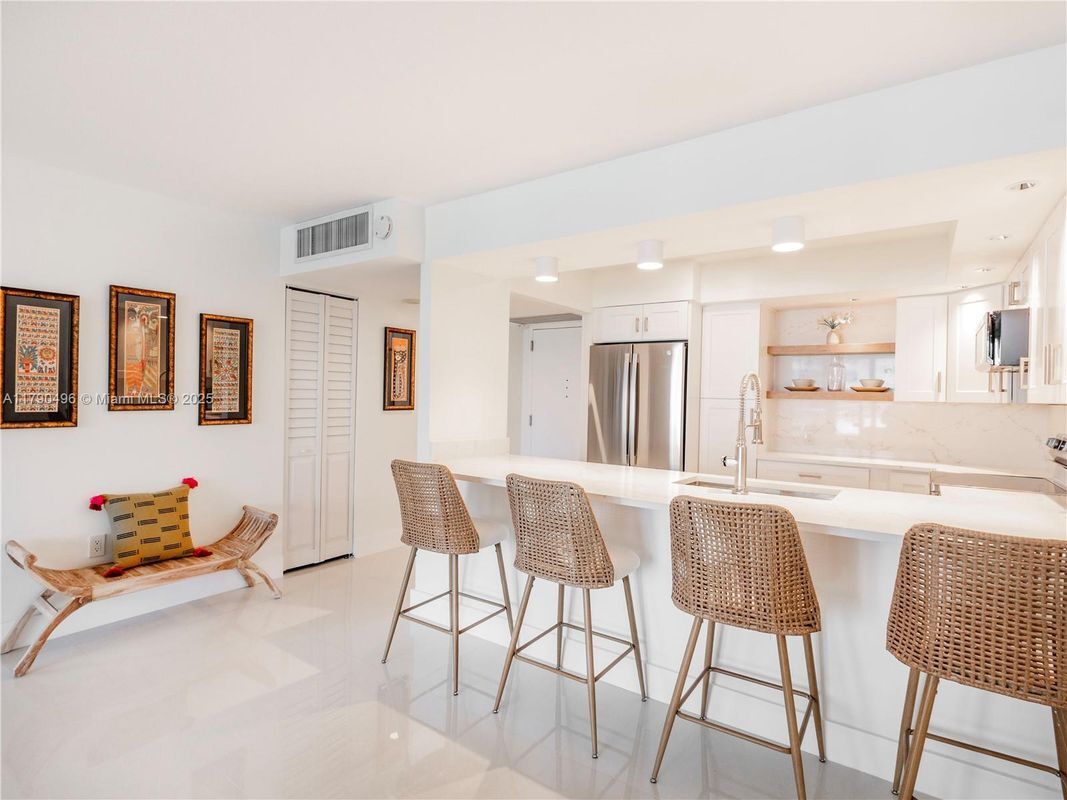 Foto principal - 5701 Collins Ave