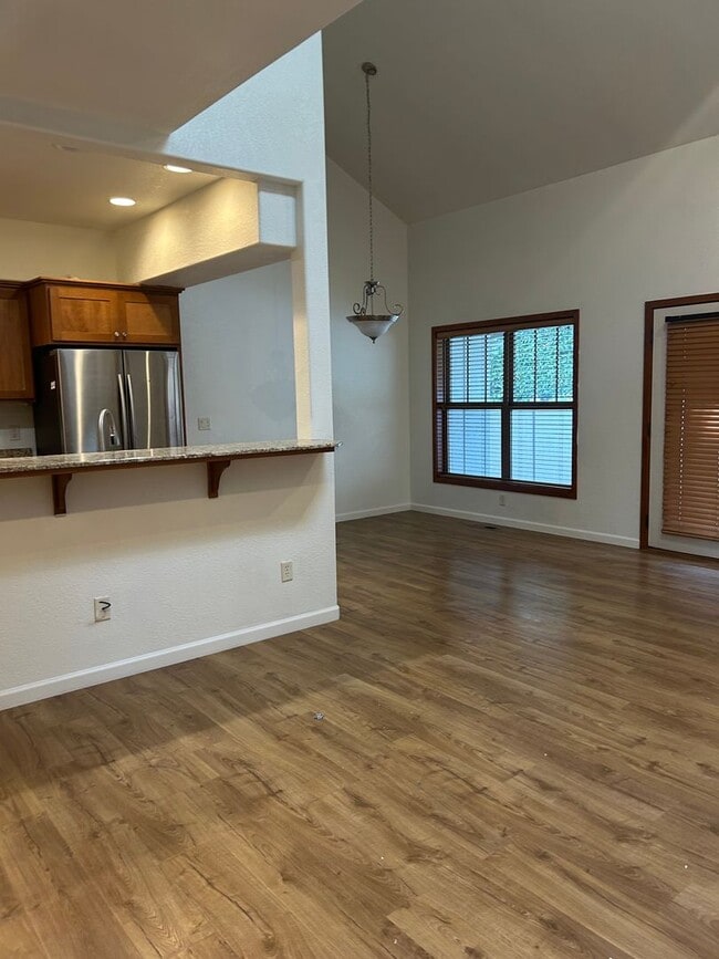 Building Photo - 2 Bedroom 1.5 Bath Townhouse