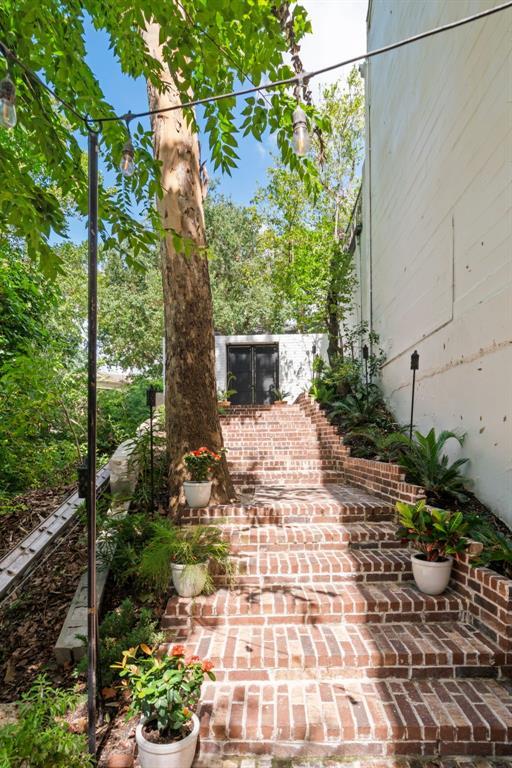Building Photo - 10 S Briar Hollow Ln