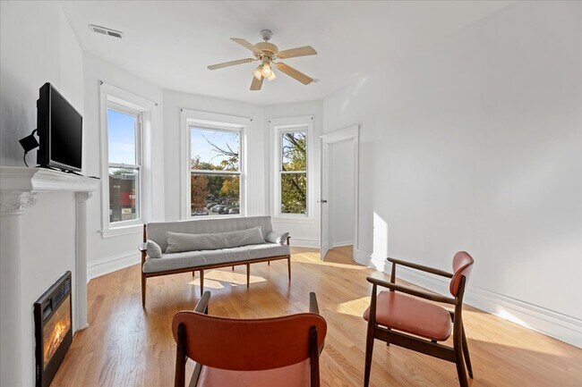 Foto del edificio - 3268 W Fullerton Ave