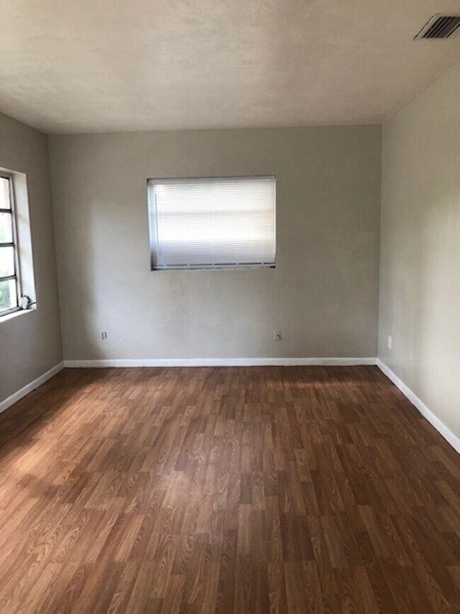 Building Photo - 3 Bed 1 Bath | Carport | Washer/Dryer Hook...