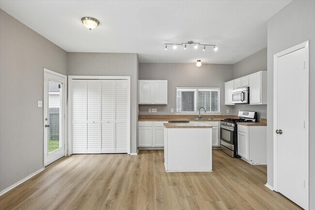 Foto del edificio - 1609 Nichole Woods Dr