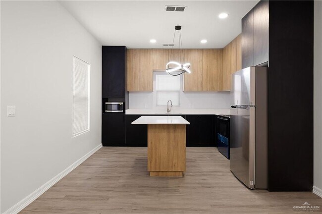 Foto del edificio - 18 Larkspur Ave