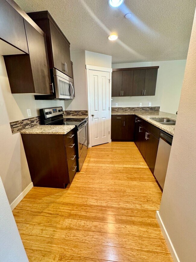 Building Photo - Nearly New, wonderful Townhome - Walmart- ...