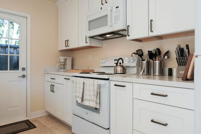 Building Photo - Perfect cozy home, fully furnished down to...