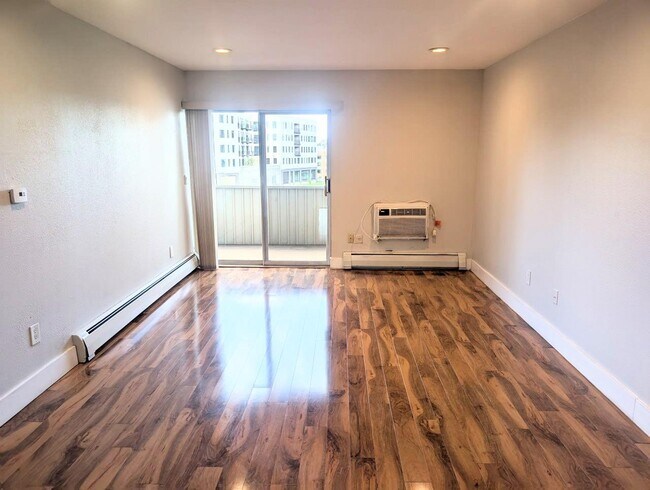 Living room (East) - 4110 Hale Pky