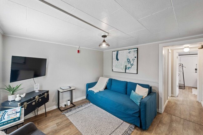 Building Photo - Heritage House Apartments #6: Dog-Friendly Coastal Living in Coos Bay
