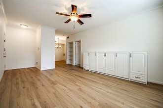 Building Photo - 2255 Braeswood Park Dr