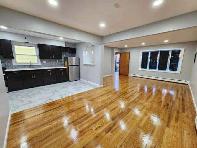 Foto del edificio - 147 McAdoo Ave