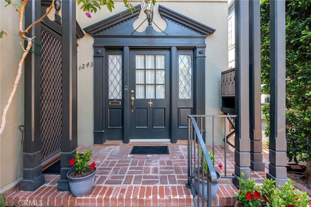 Foto principal - 1241 S Beverly Glen Blvd