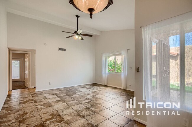 Foto del edificio - 2238 E Florian Ave
