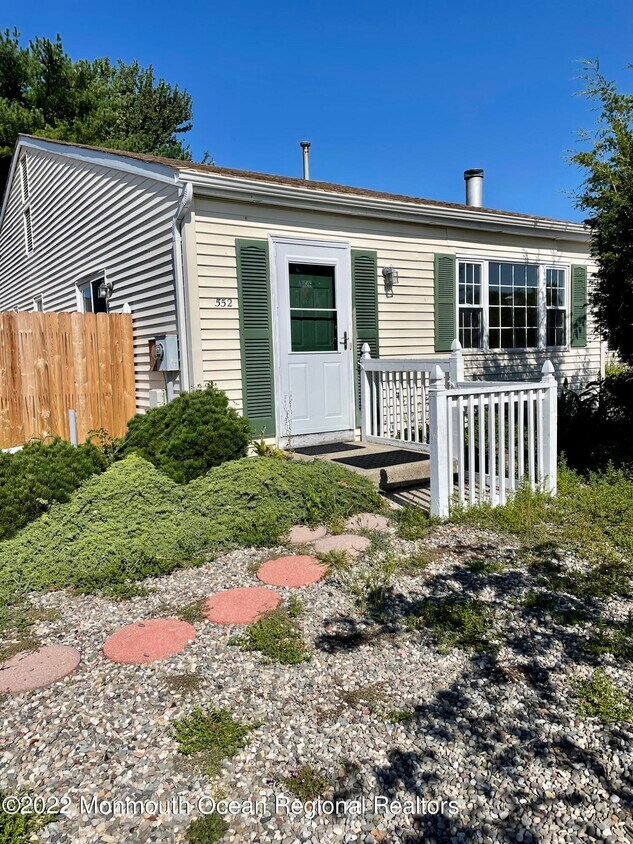 552 Constable Pl, Toms River, NJ 08753 Condo for Rent in Toms River