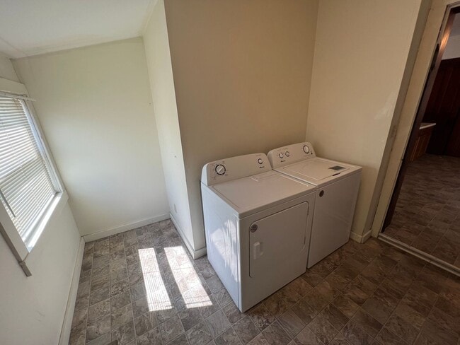 Building Photo - 1031-1033 S 11th St