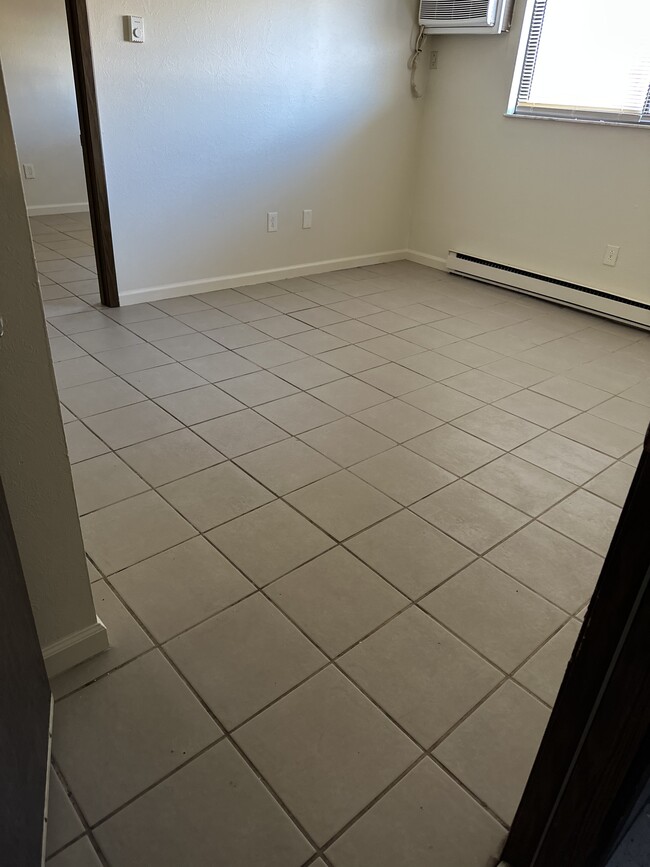 APARTAMENTO 5 - 3025 Glanzman Rd