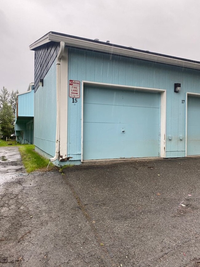 Building Photo - Stunning 2 Bed / 1.5 Bath East Anchorage T...