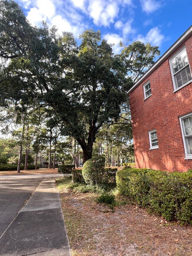 Building Photo - 2940 Oleander Dr