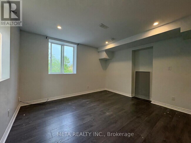 Building Photo - 35 Duncombe Blvd