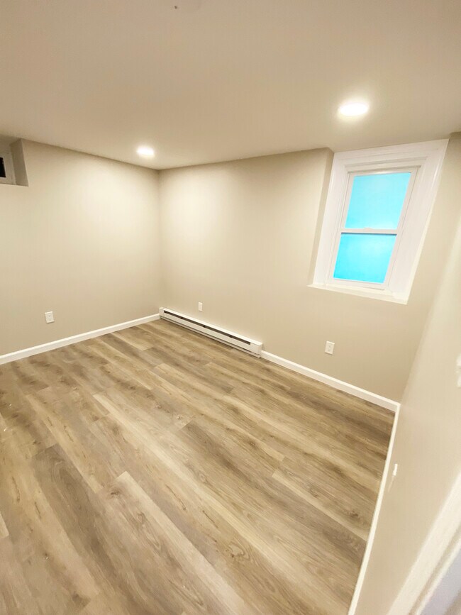 Building Photo - 554 Jewett Ave