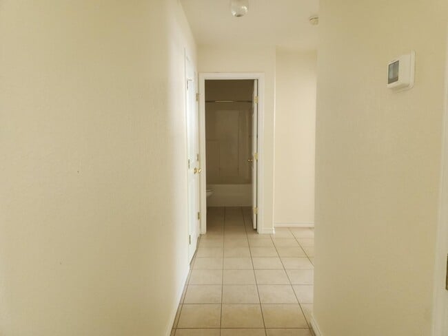 Building Photo - 810 Apple St