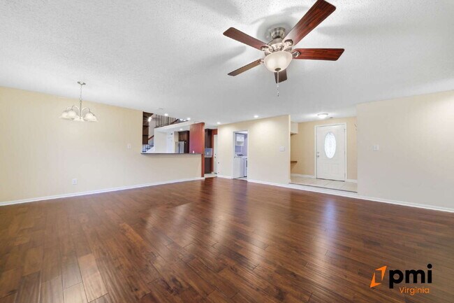 Foto del edificio - 3 BEDROOM 2 BATH 2 CAR GARAGE, FENCED IN YARD ALLOWS PETS VIRGINIA BEACH