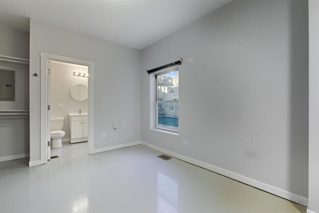 Building Photo - 4700 N Racine Ave