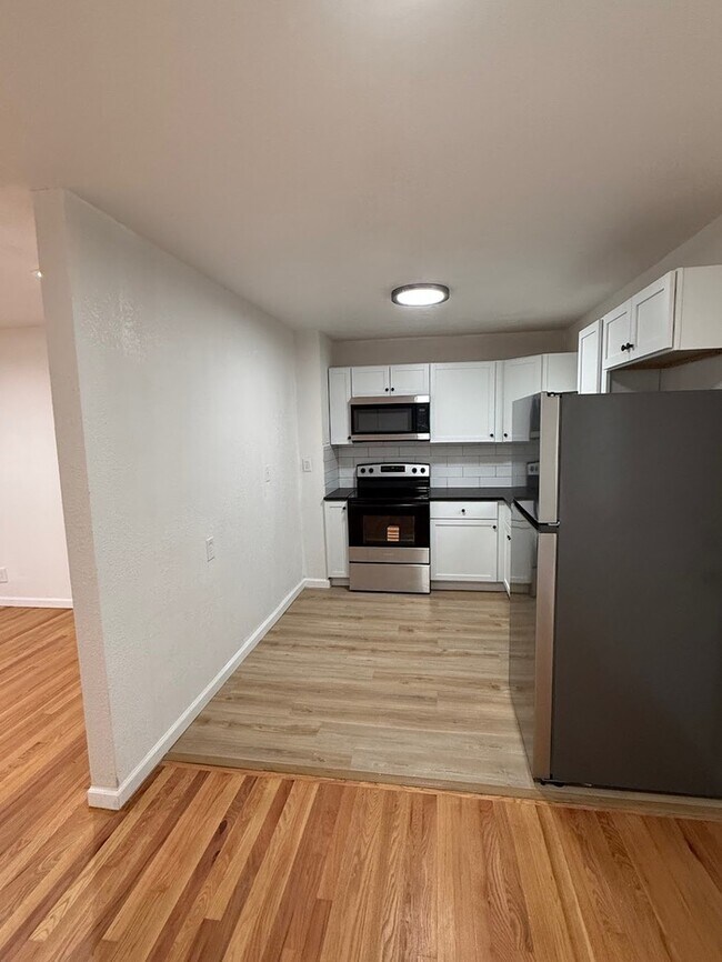 Foto del edificio - Newly remodeled 3 bedrooms and 2 full baths home located in Independence, MO