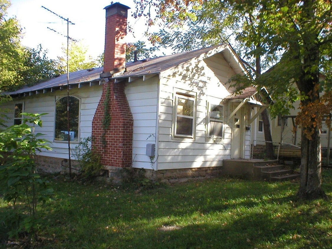 Building Photo - EL DORADO SPRINGS - 2BD with Fireplace- $3...